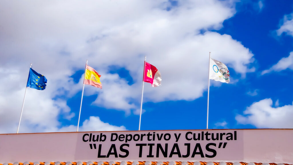 Cartel del Club Deportivo y Cultural Las Tinajas con banderas de Europa, España, Castilla-La Mancha y olímpica