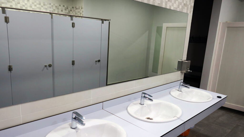 Zona de Lavabos en los Servicios del Club Las Tinajas