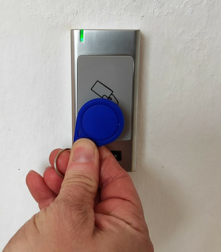Así de fácil: acerca tu llavero al lector y la puerta se abre.