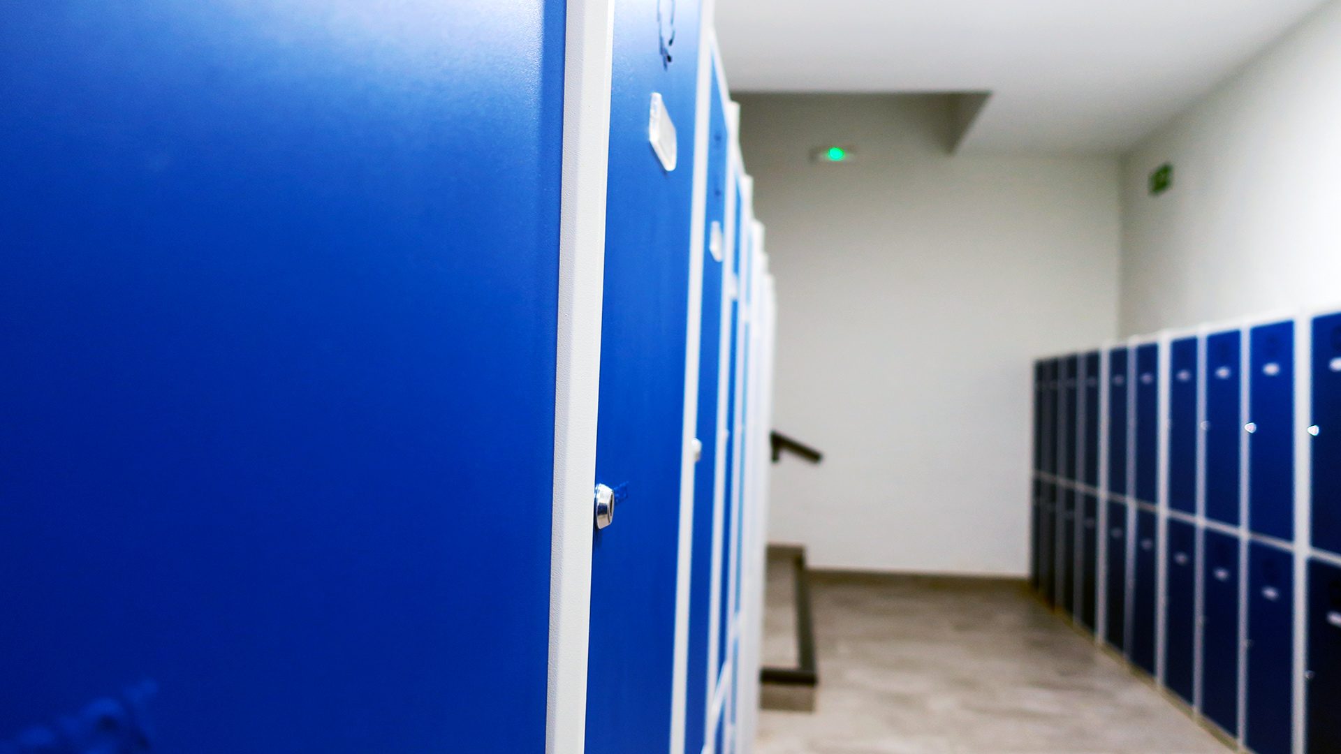 Fila de taquillas azules en los vestuarios del Club Deportivo y Cultural Las Tinajas